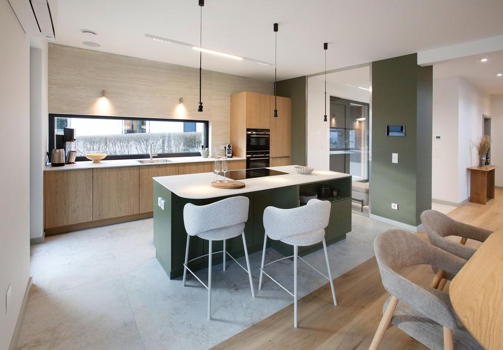 Wohnbereich im Musterhaus S-Linie Wuppertal – Vinylboden Holzoptik, großformatige Fliesen und PVC-Fenster mit Raffstores