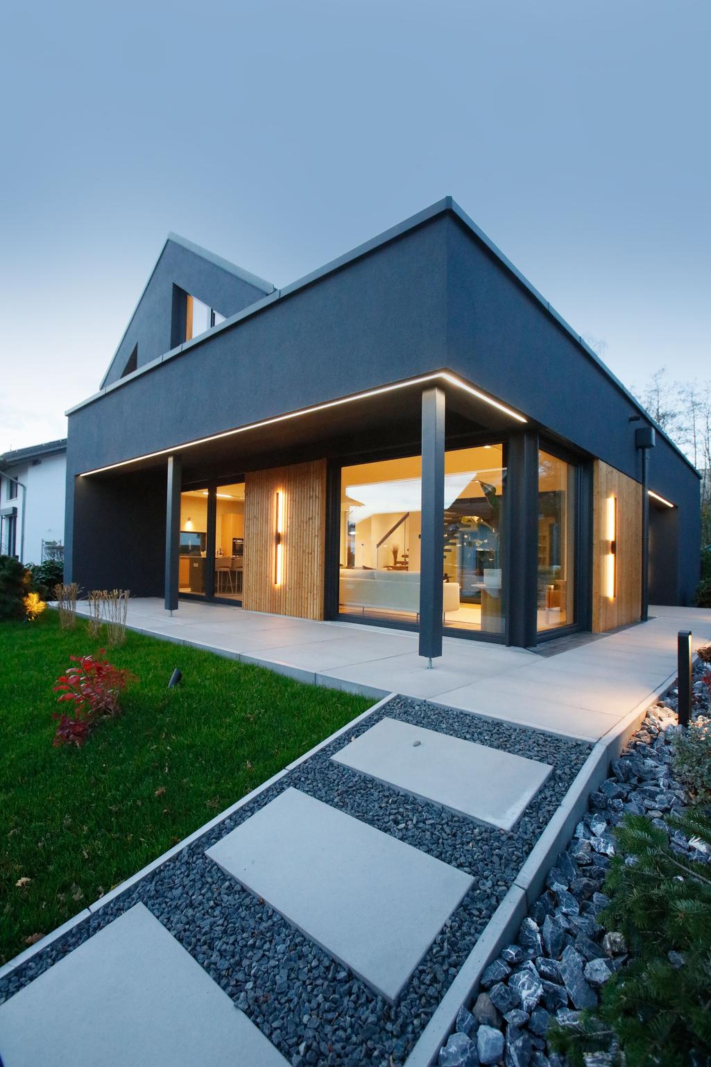 Musterhaus S-Linie Wuppertal – moderne Fassade mit PVC-Fenstern und Holzakzenten